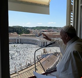 البابا فرنسيس في أول عظة من شرفة قصره منذ 3 أشهر: الإنسان أهم من الاقتصاد