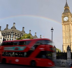 بريطانيا تبحث إلغاء الحجر الطبي للقادمين ورئيس الوزراء يفضل الجسور الجوية