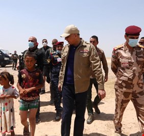 بالصور.. ’’طفلة’’ تتقدم القادة وتمشي إلى جانب الكاظمي في داقوق