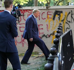 ترامب يمشي بلا كمامات ولا قفازات