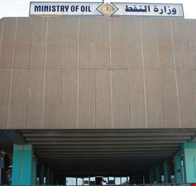 صحفي وكاتب وأستاذ جامعي عراقي يدعو رئيس الوزراء لإنزال القطعات العسكرية لحماية النفط ووزارة النفط