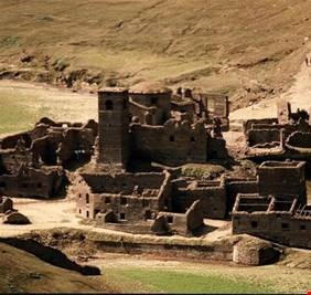 قرية أشباح من القرون الوسطى مغمورة تحت المياه تطفو إلى السطح