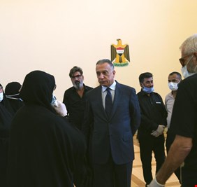 الكاظمي في إستقبال عوائل شهداء التظاهرات الشعبية، يفتح أبواب الحقيقة والعدالة الموصدة من قبل