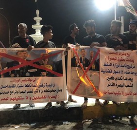 متظاهرون في البصرة يحاصرون بيت المرشح لوزارة النفط إحسان عبد الجبار ويحرقون صوره تعبيراً عن رفضهم لترشيحه ..