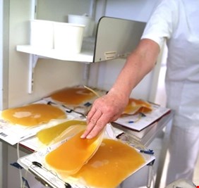 كيس البلازما بألفي دولار : هل تحوّل علاج كورونا إلى تجارة الدم بالعراق؟