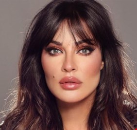 الفنانة نادين نجيم تنفجر بالضحك أثناء صلاة الزفاف داخل الكنيسة