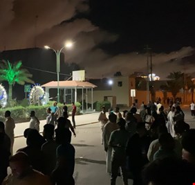 النجف تنتفض على المحافظ والأجهزة الأمنية، وأكثر من 50 جريحاً أغلبهم من القوات الامنية كما يظهر في الصور المنشورة