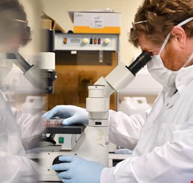 علماء بريطانيون يحققون اختراقاً هاماً في علاج لفيروس كورونا