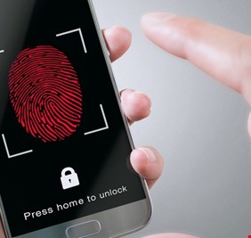 خبراء ومختصون أمريكيون يجيبونك عن هذا السؤال : أيهم أكثر أماناً لقفل الهاتف، بالبصمة أم الوجه ام القفل النمطي ؟