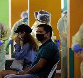 جونز هوبكنز ترصد انخفاصا للإصابات اليومية بكورونا في العالم