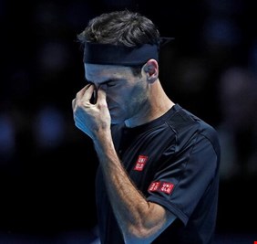 جراحة في الركبة تنهي موسم فيدرر.. فهل يعتزل؟