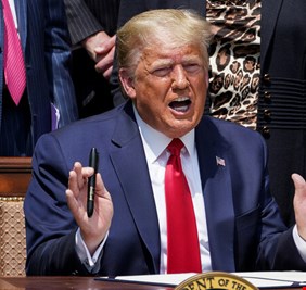 ترامب يوافق على فرض عقوبات على مسؤولين في الجنايات الدولية بسبب 