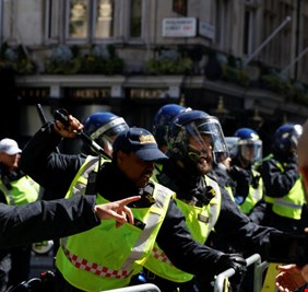 احتجاجات شعبية مناهضة للعنصرية وأخرى مؤيدة لحماية التماثيل في لندن رغم تحذيرات الحكومة