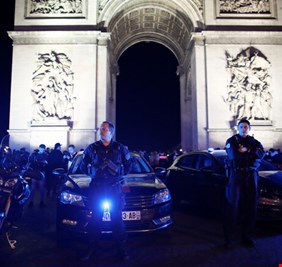 الشرطة الفرنسية تحتشد عند قوس النصر بباريس للاحتجاج على الحكومة