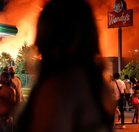 محتجون يحرقون مطعما بمدنية أتلانتا الأمريكية قتل عنده شاب أسود بنيران الشرطة