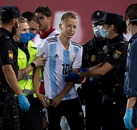 مقتحم ملعب مباراة مايوركا وبرشلونة في ورطة كبيرة