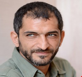 عمرو واكد يعلن شفاءه وابنه من كورونا