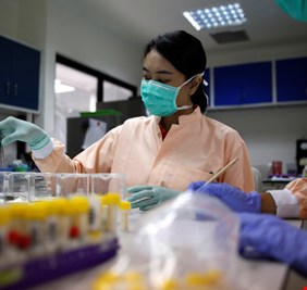 تنبيه الى الكاظمي.. أكو علاج فعال لفايروس كورونا ياباني الأصل هندي التصنيع سعره 20 دولار ، الجماعة يريدون تعبئته في كردستان وبيعه ب 300 دولار