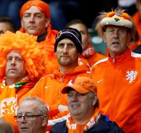 هولندا تسمح بعودة المشجعين إلى الملاعب ولكن بشرط يصعب تحمله!