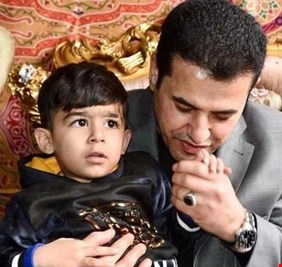 حين يكون المسؤول عراقياً حقيقياً، قاسم الأعرجي في صورة مؤثرة يقبل يد أحد أبناء الشهداء حين كان وزيراً للداخلية !