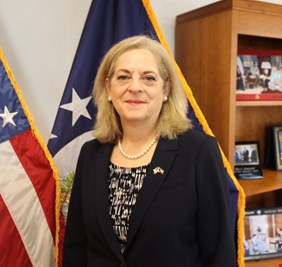 لماذا نفت واشنطن تصريحات سفيرتها في الكويت حول المساعدة بإعتقال أشخاص في بغداد ؟