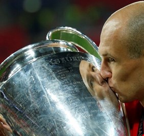 آريين روبن يعود عن اعتزاله لكرة القدم