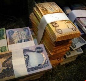 رغم التطمينات ، توجس من تأخير الرواتب يتحول لـ”عصا سياسية” تحاصر الحكومة.. الأموال “متوفرة” ولكن!