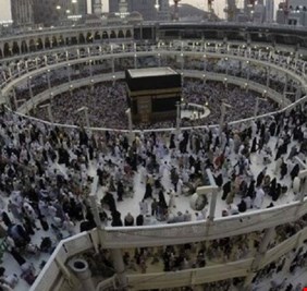 السعودية تمنع تقبيل الحجر الأسود أو لمس الكعبة المشرفة