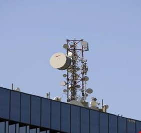 انعاش الاتصالات والانترنت يتحول لـ”خلاف سياسي”،، مصادر ترجح “مواجهة حامية” وحرب تهديدات بين البرلمان والحكومة!