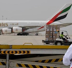 طيران الإمارات تسرح المزيد من الطيارين وأطقم الخدمات