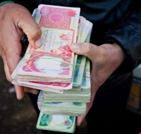 4 ترجيحات “متضاربة” حاولت تفسير تأخر رواتب حزيران ومازالت الحقيقة “مجهولة”.. هل سيخسر الموظفون 3 رواتب باستلامها كل 40 يومًا؟
