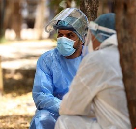 هل سينتهي الفيروس؟.. طبيب عراقي يشعل الفضول والاستبشار بتغريدة: وداعًا كورونا!