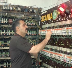دول العالم تقيم أعظم مشاريع إنتاج الكهرباء، ونحن نوزع النفط مجاناً على 