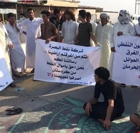 تظاهرات بشكل اخر..مزارعو البصرة يغلقون حقل مجنون: “عوضونا عن خسائر محاصيلنا فنحن أحق من كردستان”!