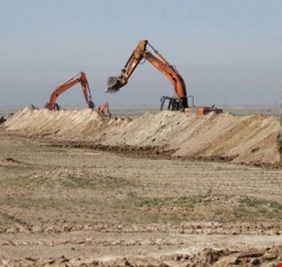 بالصور : الكاظمي يحفر خندقاً وساتراً  ترابياً على الحدود الإيرانية معلناً الحرب على الفساد والتهريب وتمويل الفصائل المسلحة