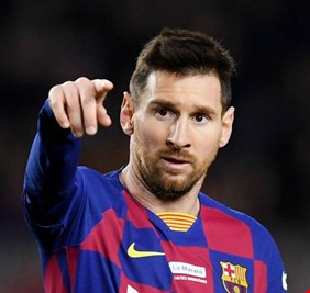 ميسي يطالب برشلونة بالتعاقد مع المدرب 