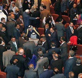 خبير قانوني يتوقع انقلابا دستوريا على البرلمان خلال أيام... من سيقوده؟!