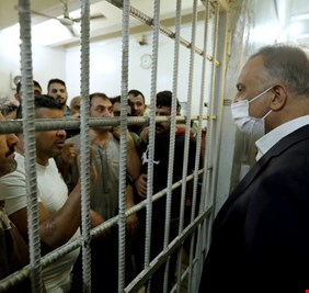 مكتبه يكشف.. لهذا السبب زار الكاظمي سجن مطار المثنى بشكل مفاجىء