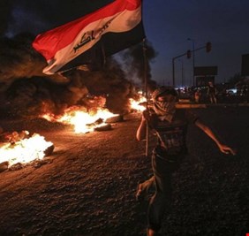 بالصور : الديوانية.. مبنى المحافظة 'يشتعل'.. ومواطنون ينتفضون في 3 محافظات