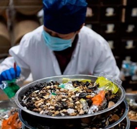 كورونا والمضاعفات القاتلة..مسؤول بالصحة للمواطنين: لا تقربوا طب الإعشاب