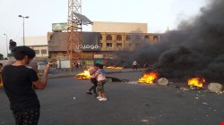 بعد توجيهات الكاظمي الصارمة، المحتجون وحدهم في ساحة التحرير، والقوات الأمنية تقف بعيداً عنهم وسط صور الدخان المتصاعد
