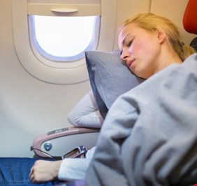 خبير يحدد متى ولماذا لا يجوز النوم على متن الطائرة