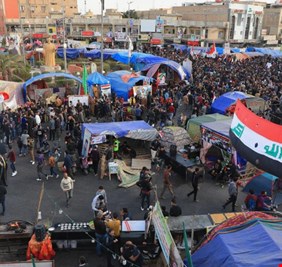 إحتكاكات شديدة وهتافات تسقيطية بين الصدريين  والمتظاهرين المحتجين في الحبوبي