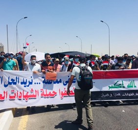 بالصور : حملة الشهادات العليا يغلقون شوارع بغداد للمطالبة 