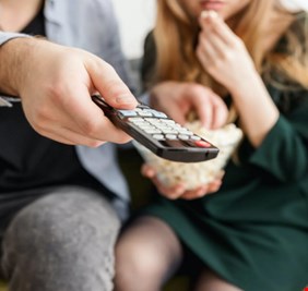 لماذا لا ينبغي تناول العشاء أمام التلفاز إذا كنت تحاول إنقاص وزنك؟