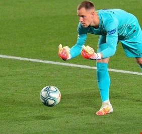 عملية جراحية تبعد تير شتيغن عن الملاعب لفترة طويلة