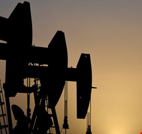 النفط يتراجع بعد مكاسب بفعل التزام 