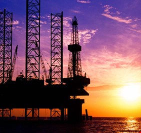 النفط يهبط في ظل مخاطر على الطلب