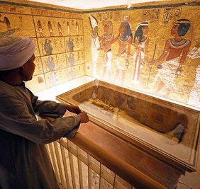 وثائقي يكشف عن اكتشاف لم يسبق له مثيل في مصر أثناء البحث عن قبر كليوباترا