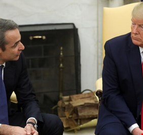في اتصال هاتفي مع رئيس وزراء اليونان.. ترامب يعبر عن قلقه إزاء التوتر بين أنقرة وأثينا